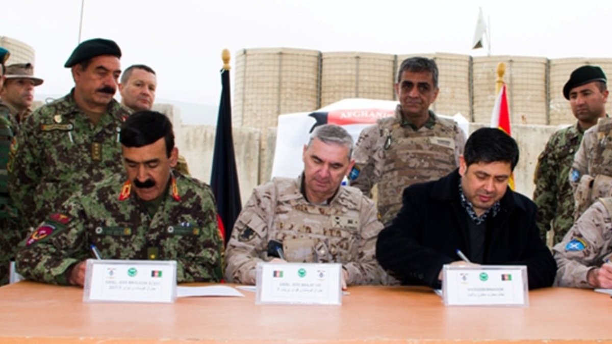 el general Alonso Miranda firma la cesión de la base de Ludina en 2012, un hito en la misión