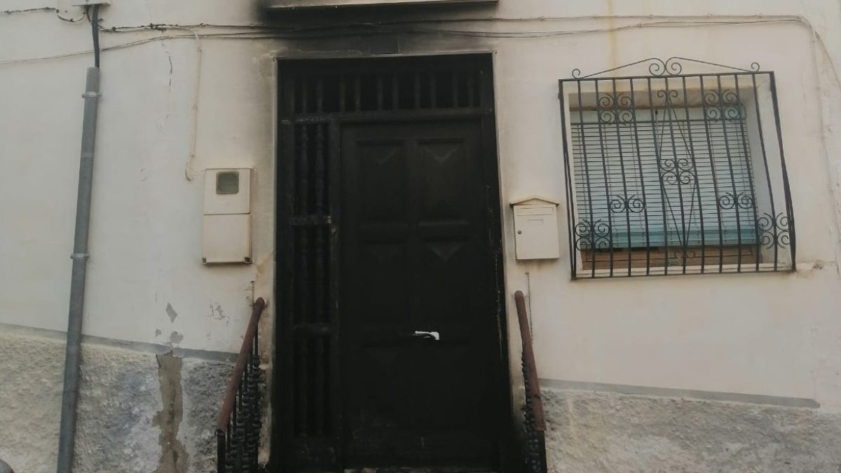Estado en el que ha quedado la puerta de la vivienda, en una imagen facilitada por la Guardia Civil.