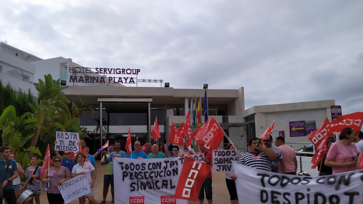 Concentración de CCOO frente al Hotel Marina Playa.