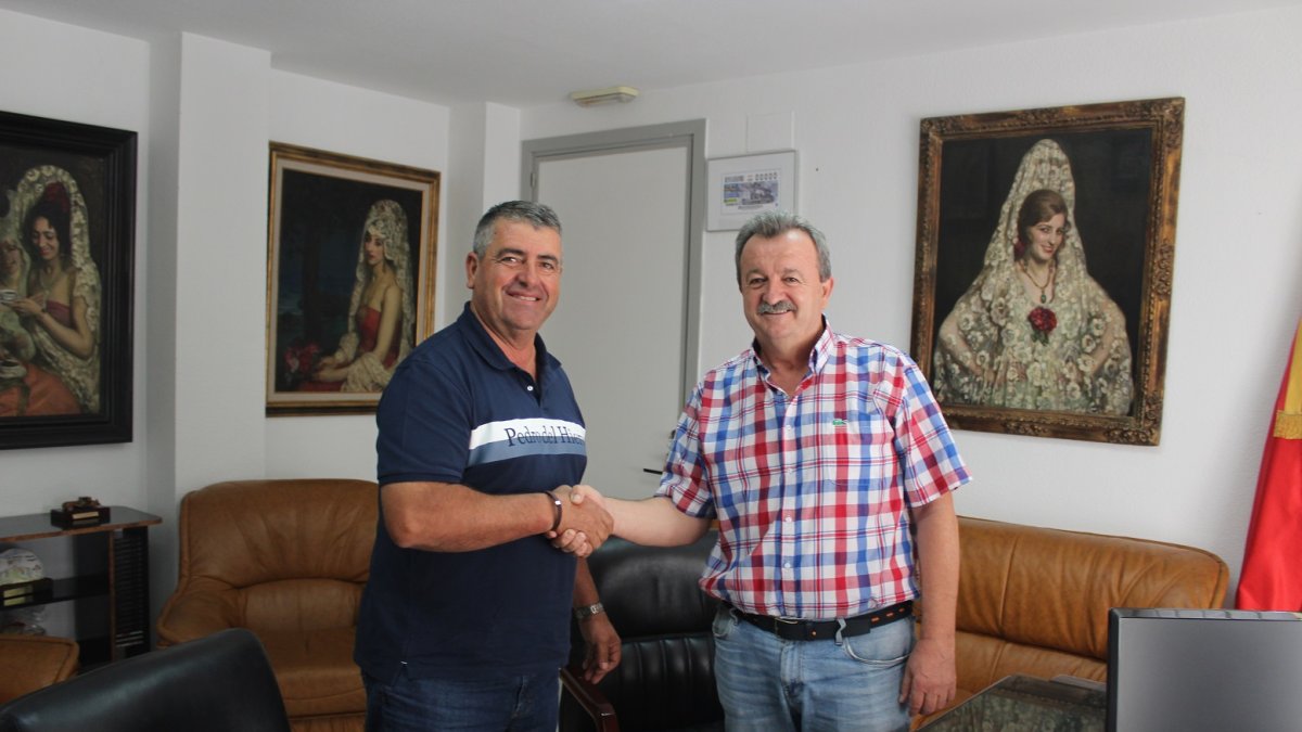 Firma del acuerdo entre Ayuntamiento y empresa.