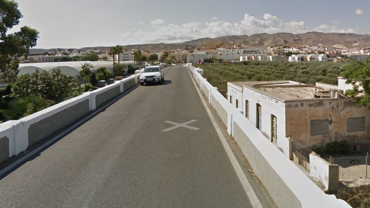 Imagen del puente que une el municipio de Viator con Huércal de Almería.