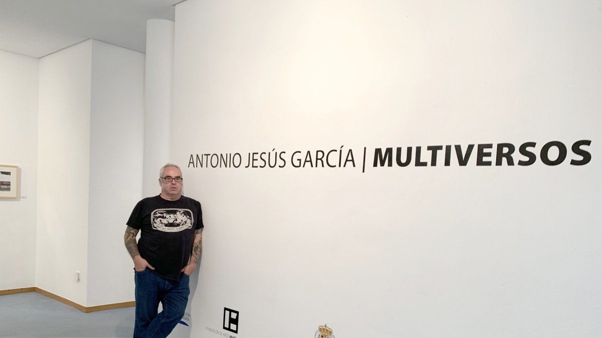 antonio jesús garcía en el Museo de Almería, durante una visita a su proyecto ‘Multiversos’. Foto de Guadalupe Bascuñana
