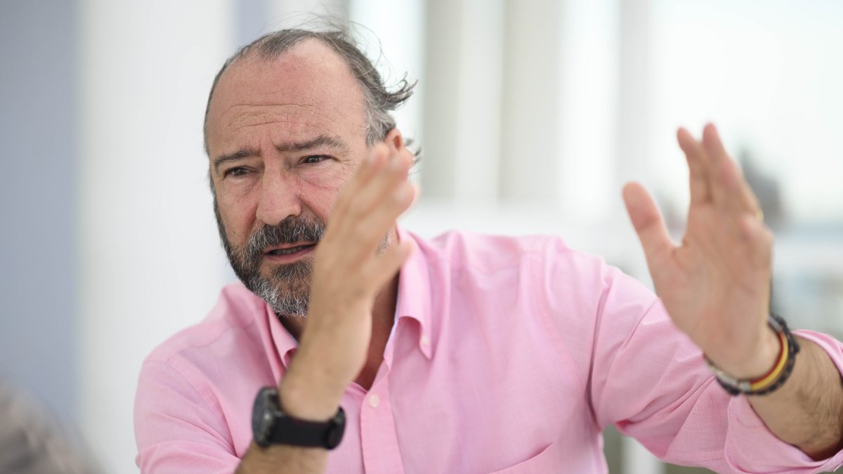 Luis Rogelio Rodríguez-Comendador en un gesto captado por el fotógrafo Juan Sánchez durante la entrevista en la terraza del Club de Mar.