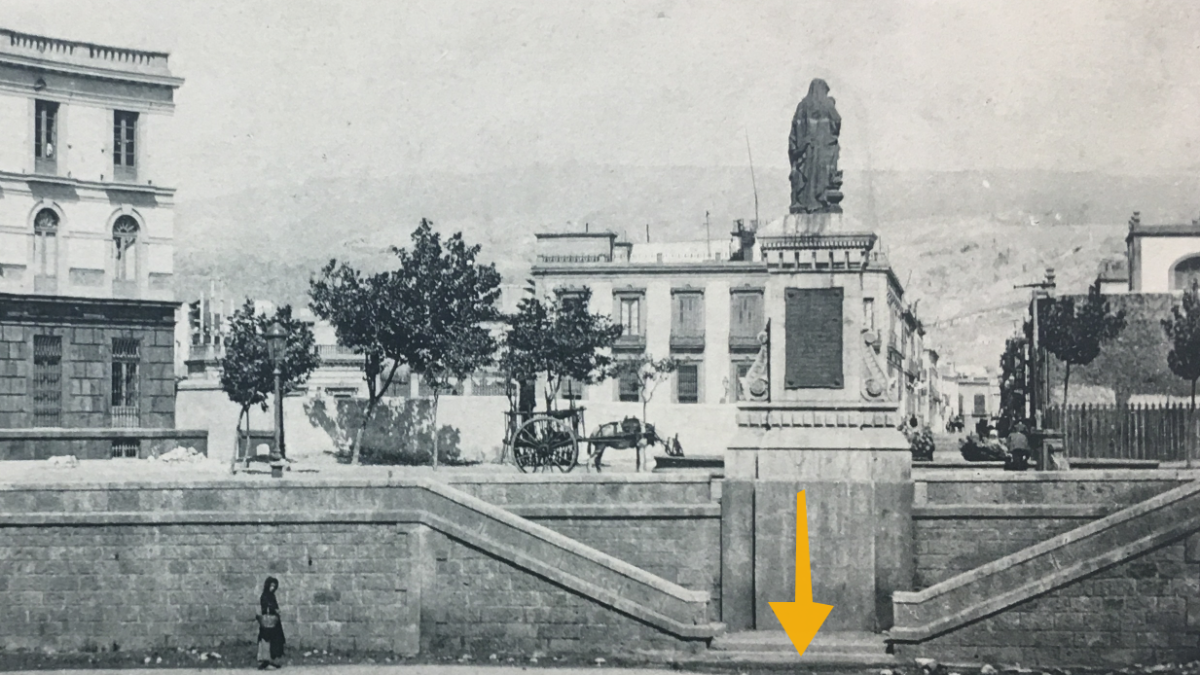 Meseta entre las escaleras, donde se colocóa la piedra con el tubo de plomo.