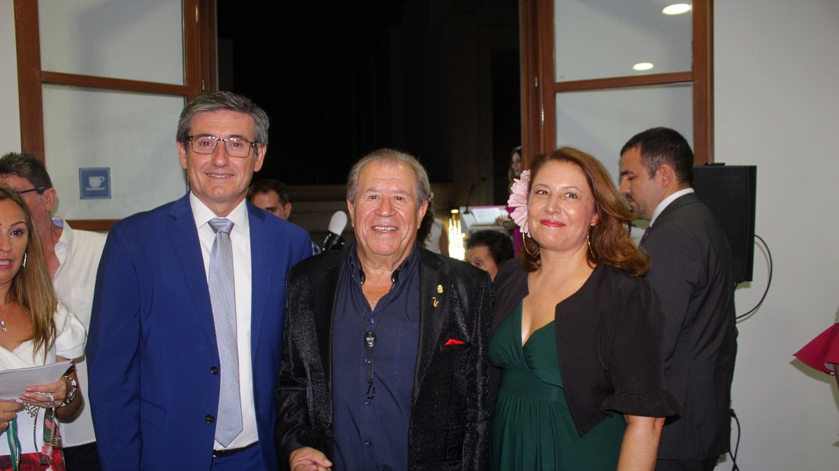Manuel Cortés, alcalde de Adra; Juan Mena, pregonero; y Carmen Crespo, consejera de Agricultura.