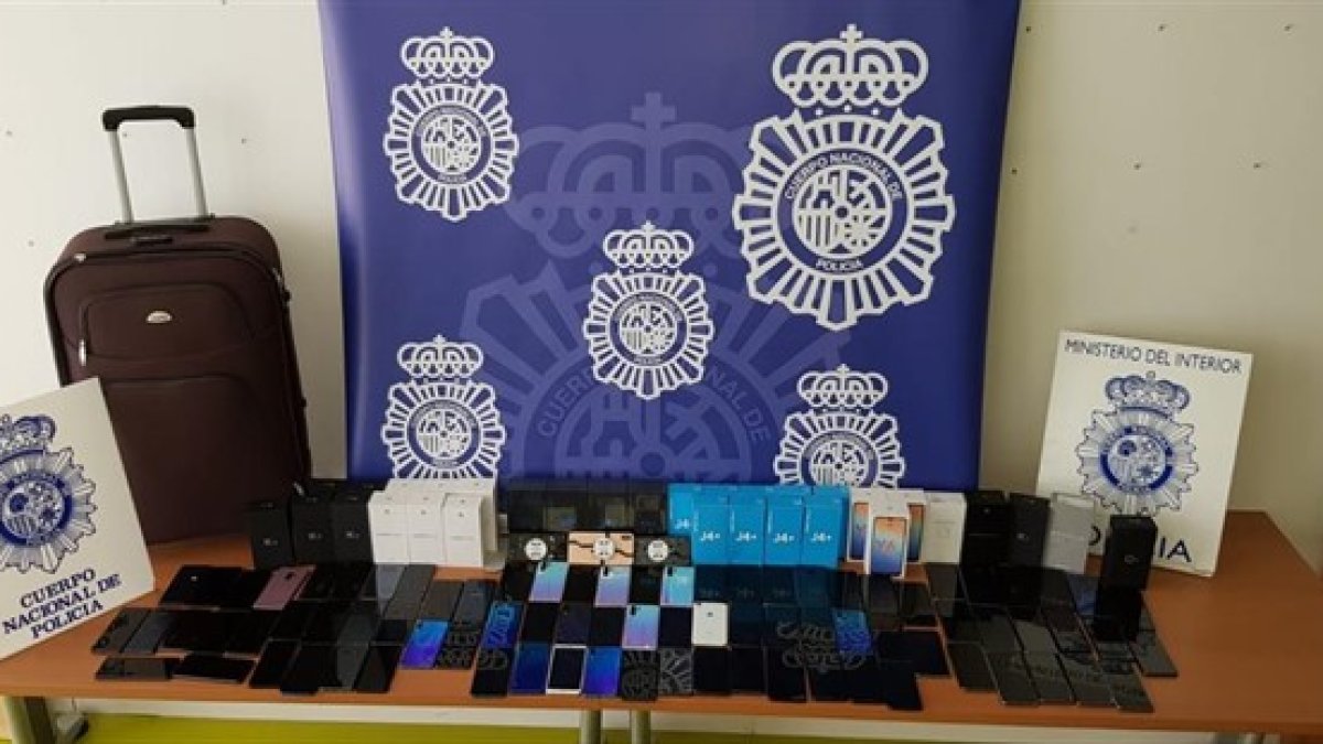 Algunos de los artículos robados por los 20 aluniceros.