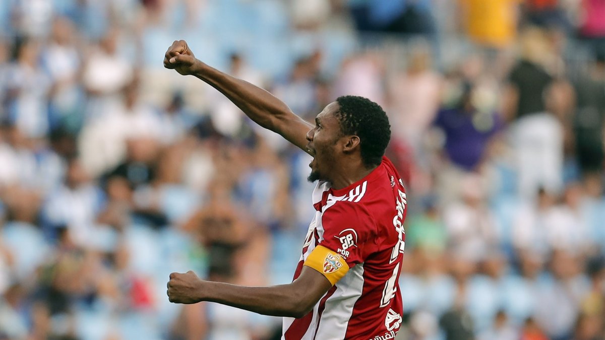 Lucien Owona celebrando la victoria en La Rosaleda.