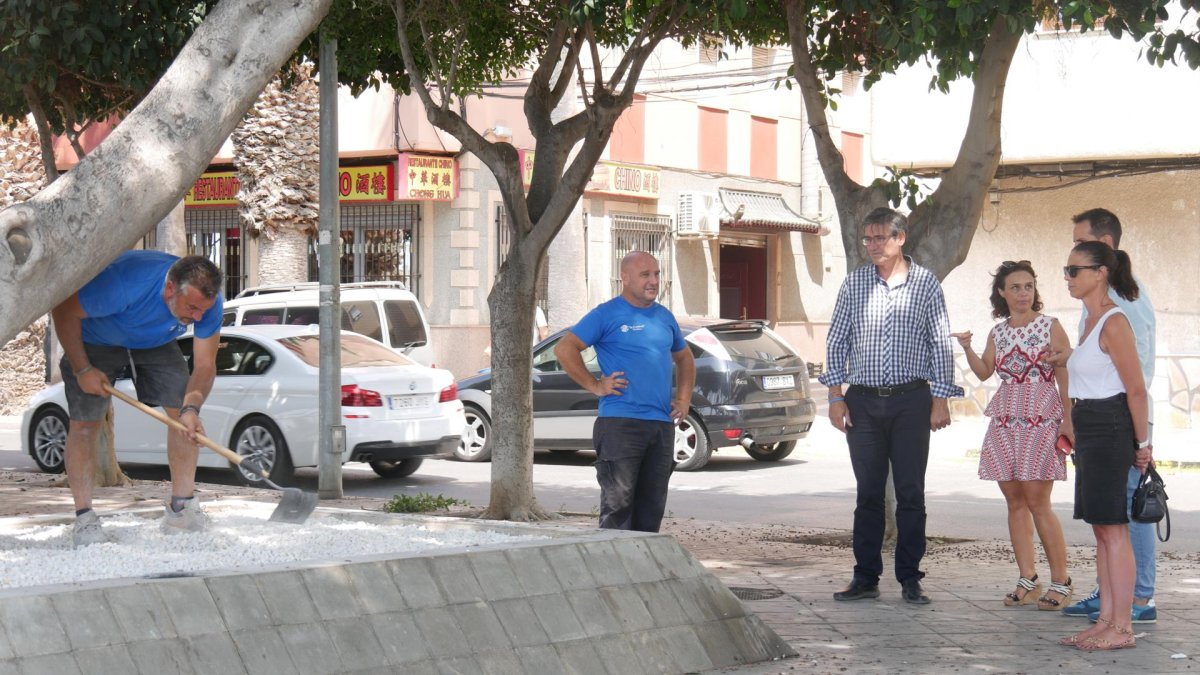 Visita del alcalde y concejales a los trabajos realizados en el Parque del Puerto.