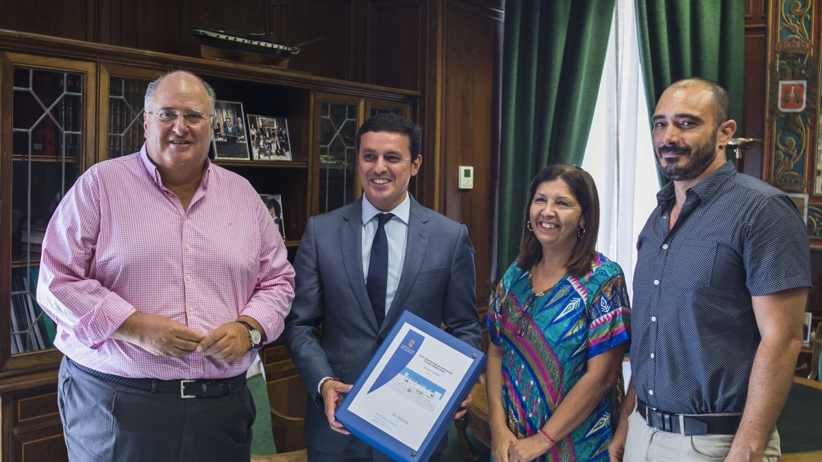 Momento de la entrega del proyecto de la Casa Consistorial de Mojácar a la alcaldesa.