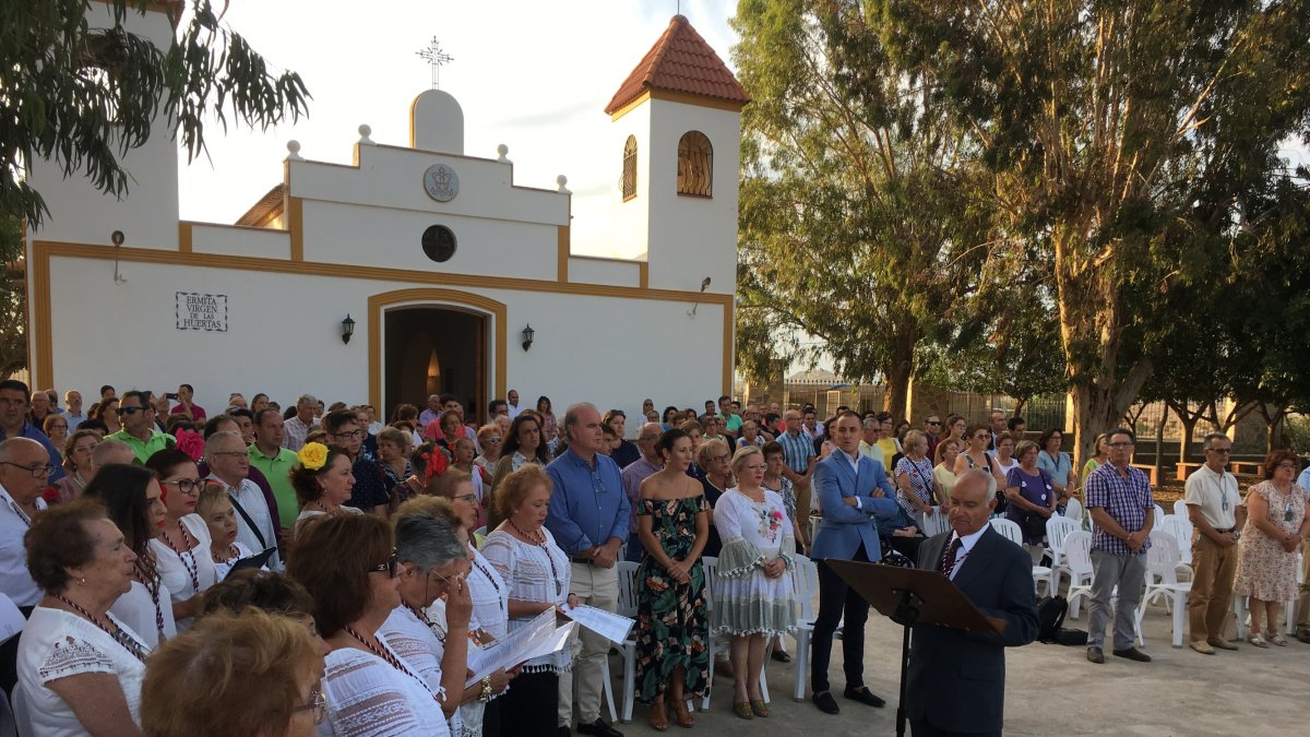Uno de los momentos de la ofrenda floral.