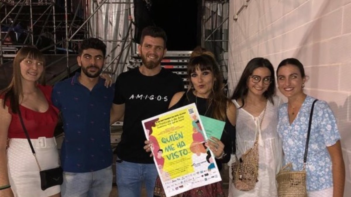 Las jóvenes durante el encuentor que mantuvieron con Rozalén (con el cartel) días atrás en Almería. Fuente: instagram