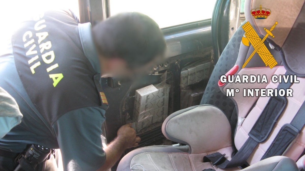Cajetillas ocultas en un vehículo.