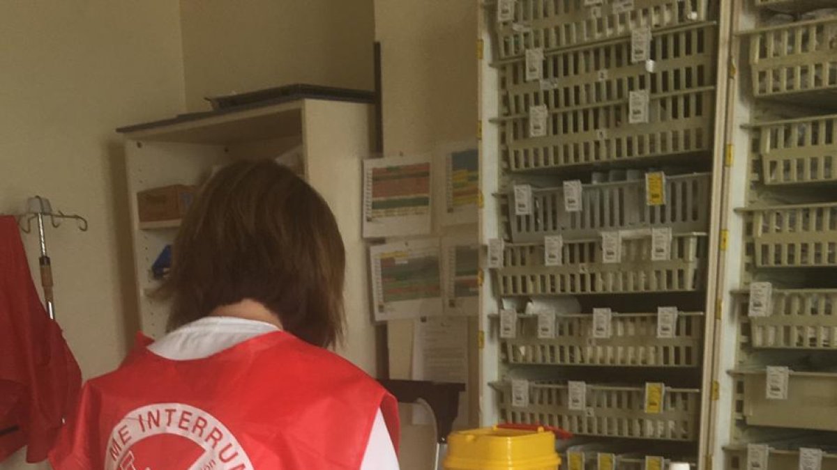Muestra de una enfermera mientras prepara las dosis durante su turno.