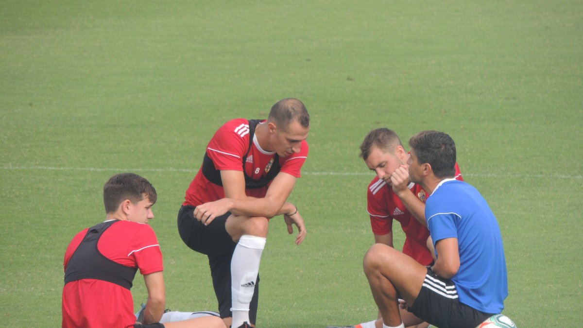 Pedro Emanuel habla con Petrovic, Vada y Coric.