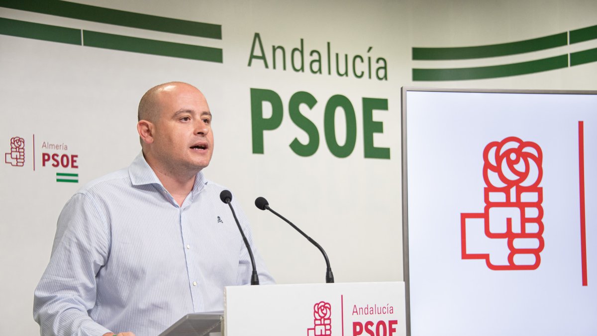 Antonio Martínez durante su intervención en la rueda de prensa del PSOE de Almería de este martes.