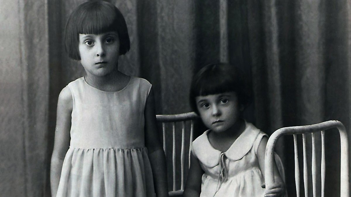 Ana y Remedios Pomares en la foto que sirve de portada al libro.