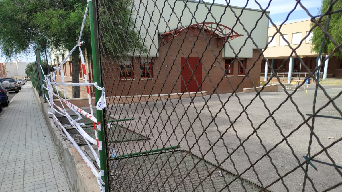 Imagen del muro y la valla caída de San Bernardo de El Alquián