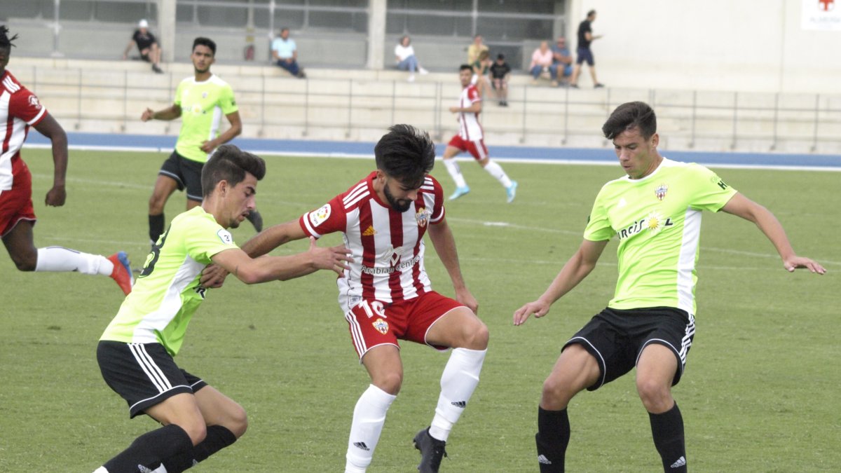 Chema Núñez en una jugada del partidillo.