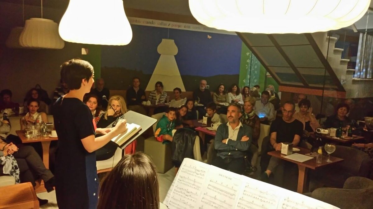 Lleno en el sótano de La Dulce Alianza durante un recital.