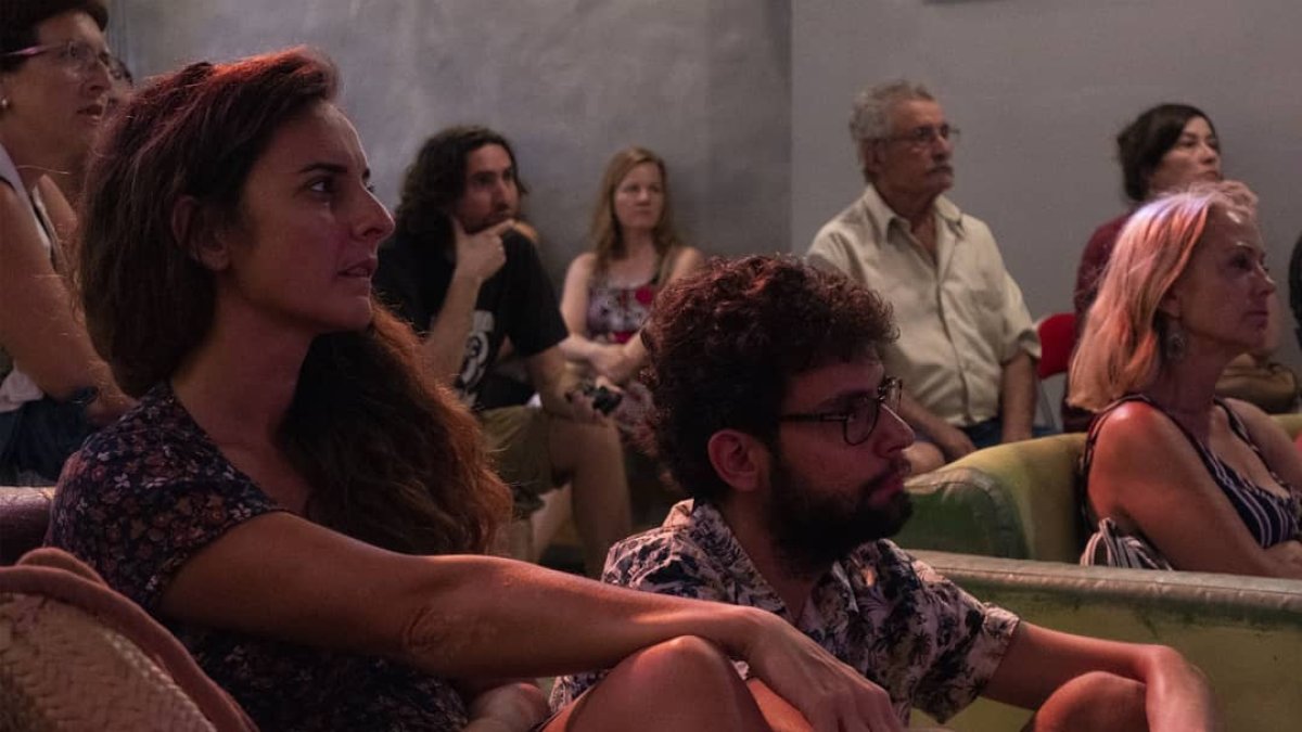 Asistentes a una charla sobre fotografía en La Oficina.