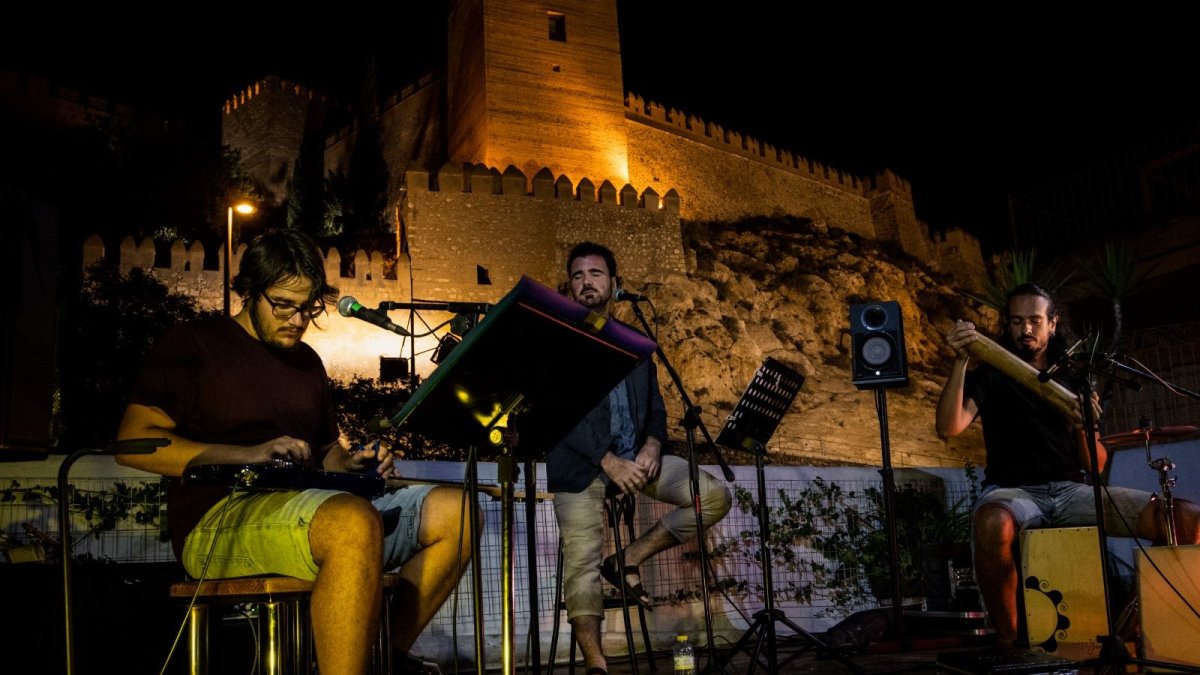 Recital de poesía y música celebrado en la terraza de La Guajira.