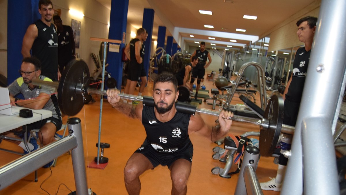 Fran Iribarne trabajando duro en el gimnasio.