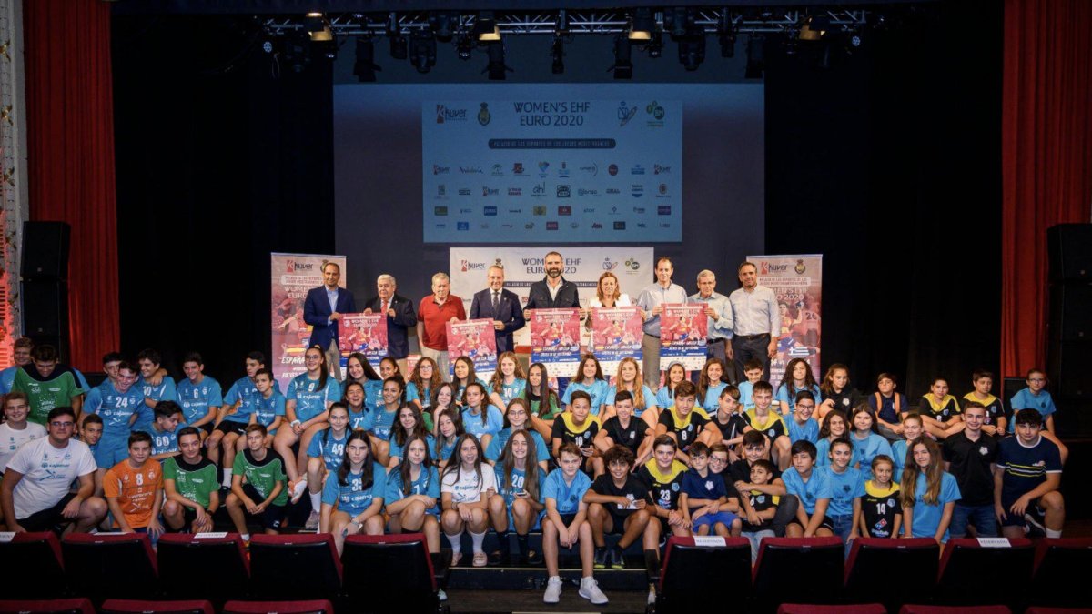 Foto de familia en el Teatro Cervantes.