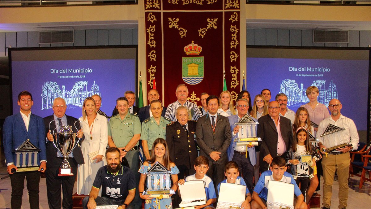 El alcalde de El Ejido, Francisco Góngora, junto a los distinguidos en la gala del Día del Municipio.