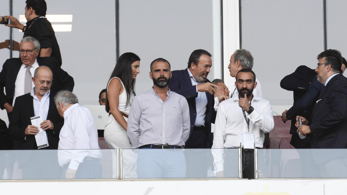 Ramón Fernández-Pacheco y Mohamed El Assy en el palco del Mediterráneo.