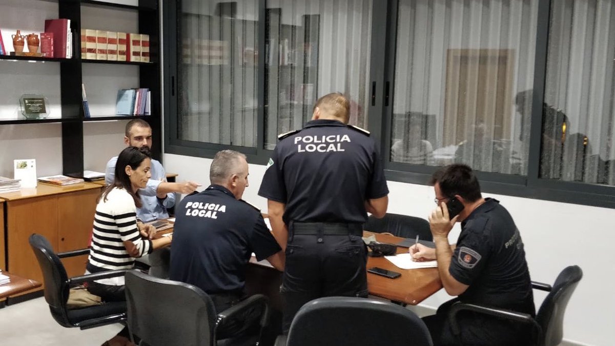 El alcalde y la concejal de Seguridad en el cuartel de la Policía Local