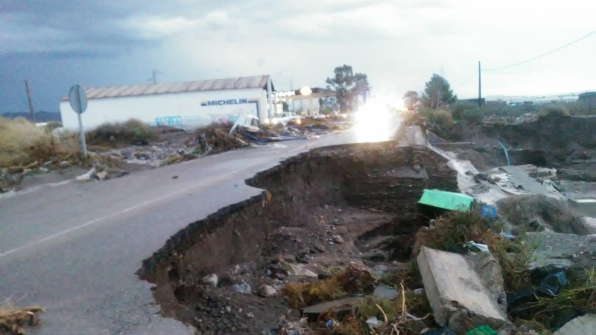 Carretera de San José destrozada por las lluvias torrenciales de esta noche.