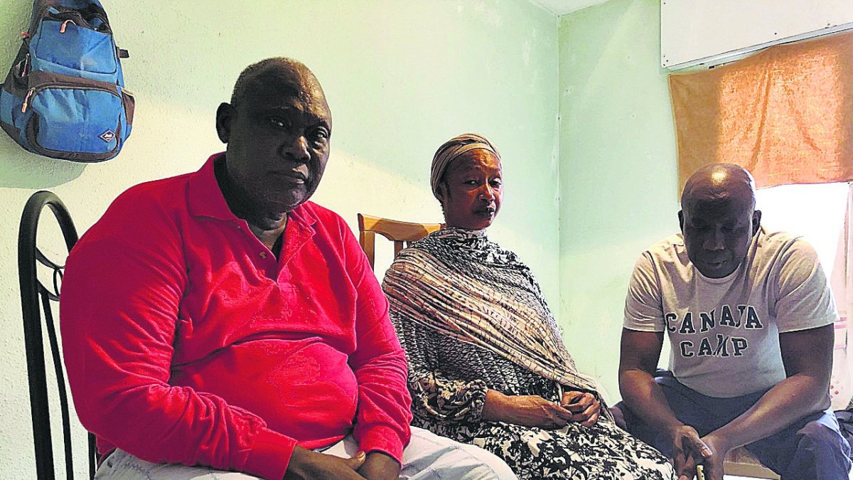 Los hermanos del fallecido Chiek Tiane Kaire ayer. A la derecha, el superviviente El Hadji Malick Diop.