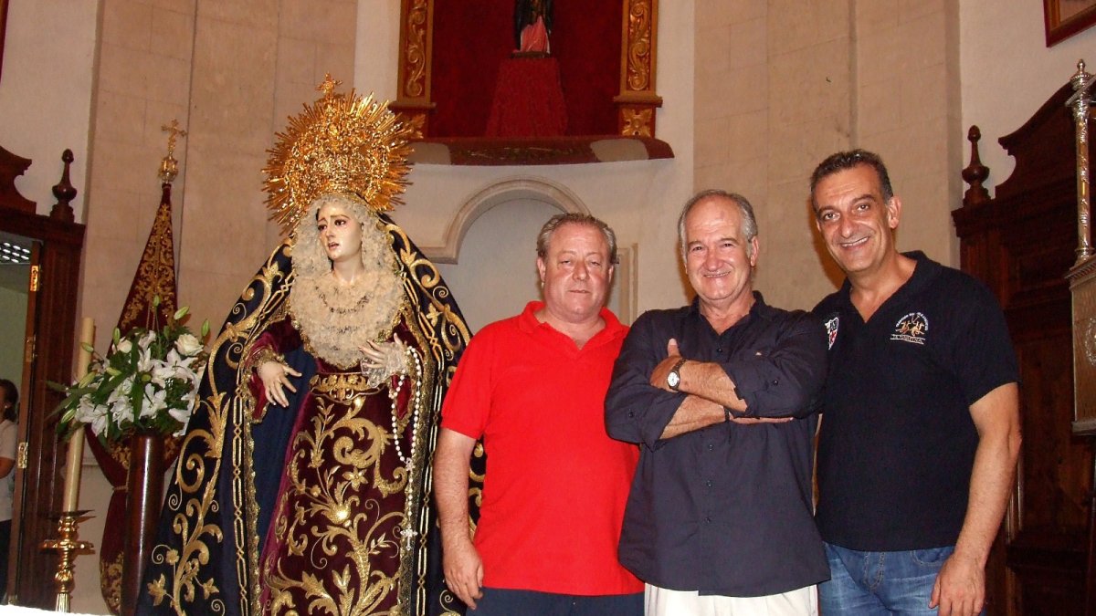 Luis Álvarez Duarte, en el centro, con Javier Muñoz del Pozo, hermano mayor del Rosario del Mar, y el cronista social Juan Antonio Barrios.