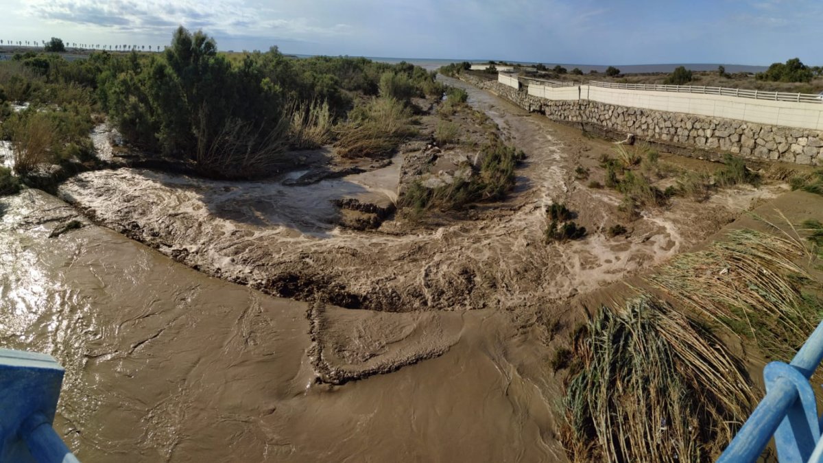 Agua abundante en la desembocadura del Andarax