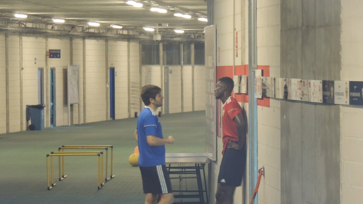 Valentín James hablando con Víctor Fortes, preparador físico.