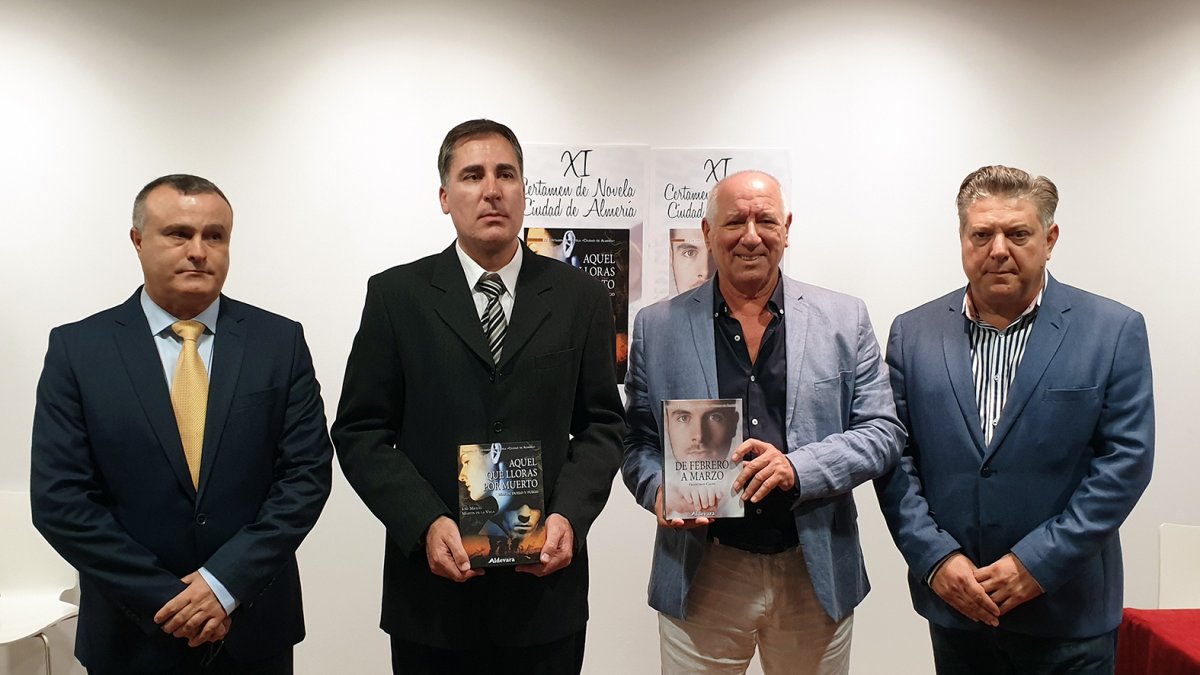Foto de familia del concejal, el presidente y los premiados.