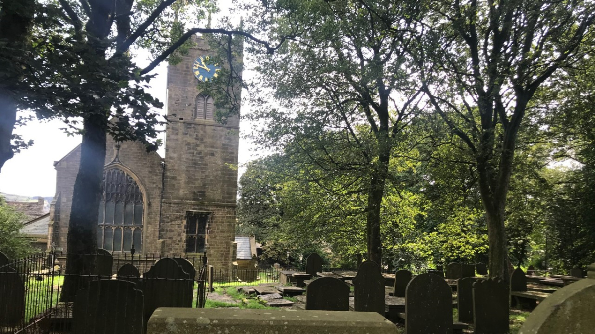 Iglesia y cementerio visto desde la casa de la familia Brontë. Foto de Mar de los Ríos.