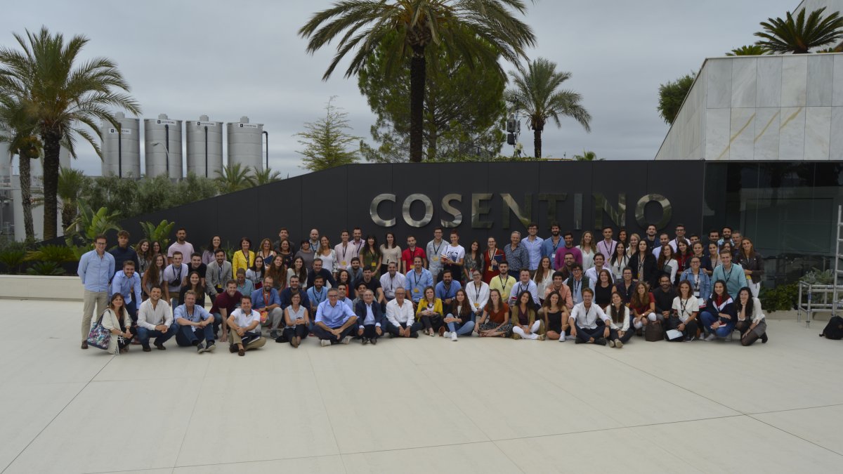 Foto de familia con todos los participantes, tanto ponentes como asistentes, en la XII edición del seminario ‘Líderes del Futuro’.