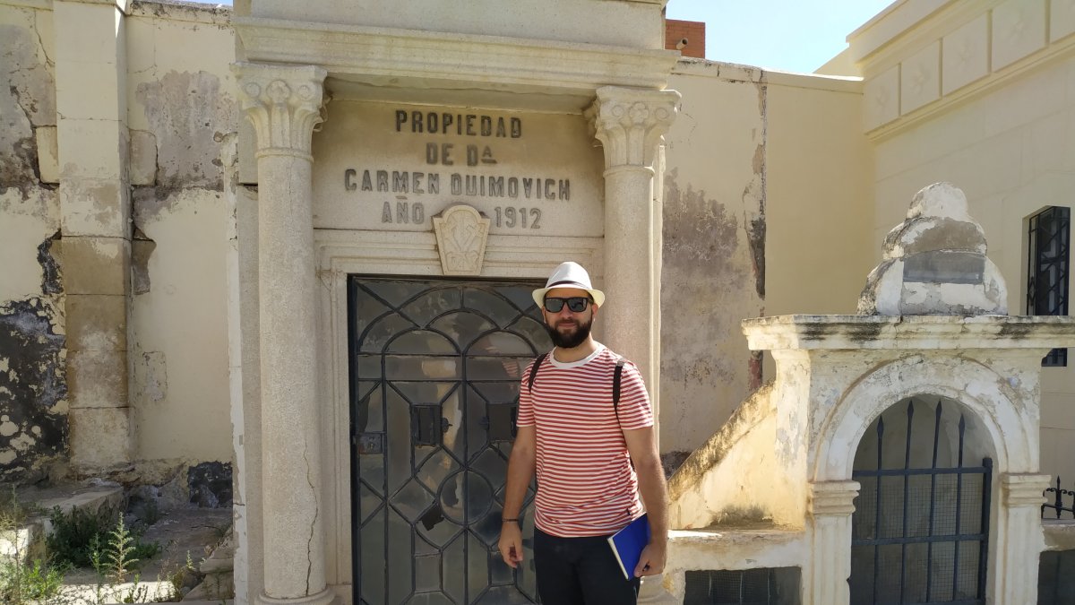 Juan Francisco Colomina durante la visita junto al enterramiento de Carmen Duimovich