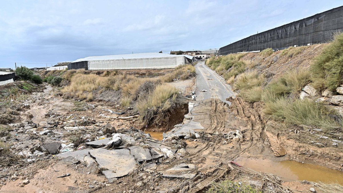 Daños en la carretera cerca del barrio nijareño de El Barranquete.