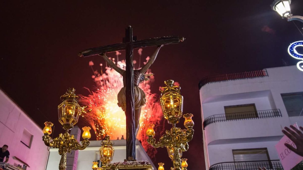 Impresionante imagen del Santísimo Cristo de La Luz durante la ofrenda de 900 docenas de cohetes de la Peña El Cohete.