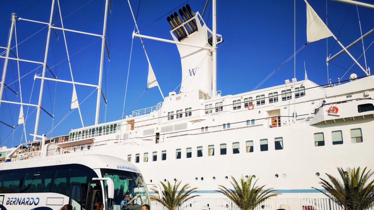 El crucero Wind Surf llega este lunes a Almería.