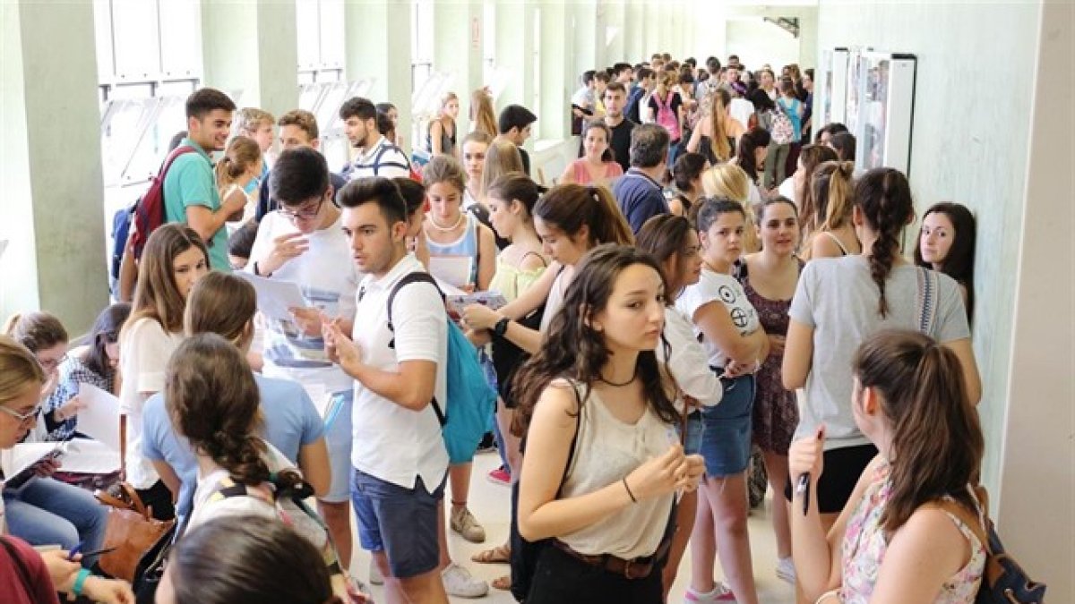 imagen de archivo de estudiantes durante el comienzo de clases de un curso anterior.