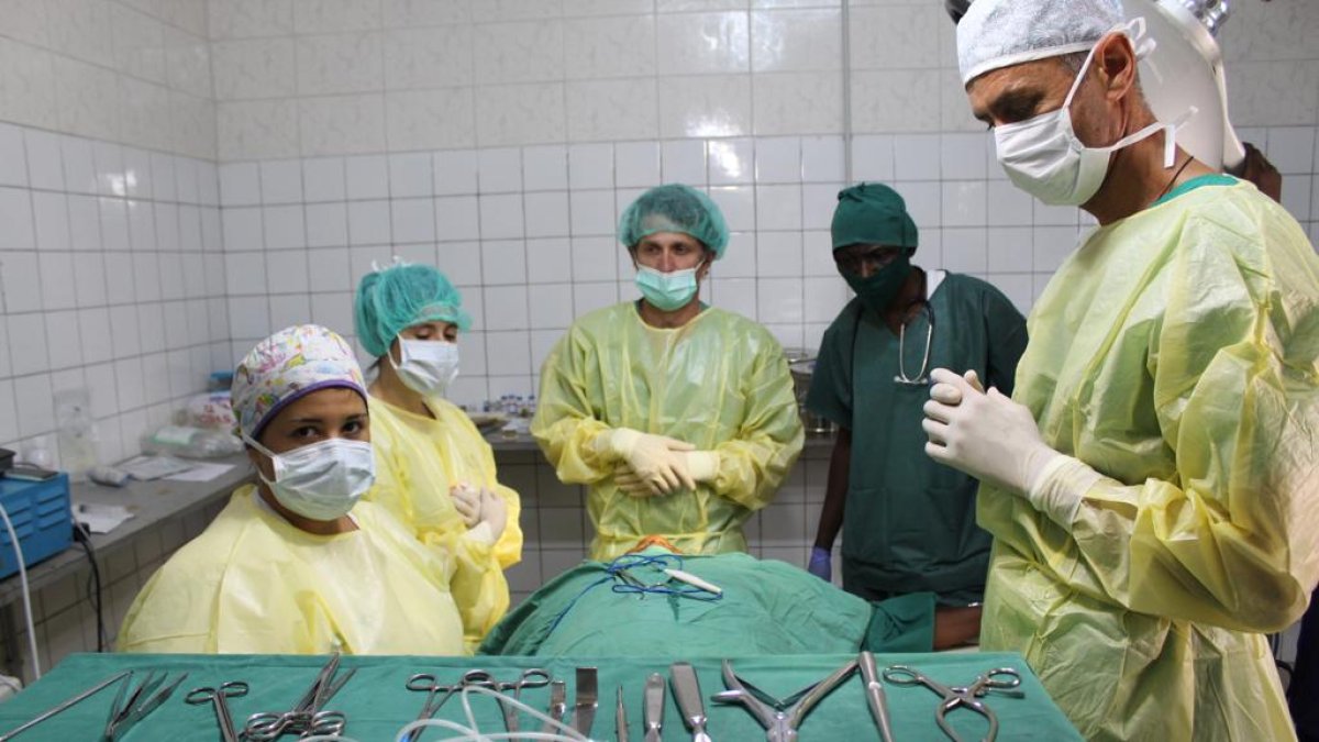 El equipo sanitario encabezado por Antonio Huete ayuda a cientos de congoleños.