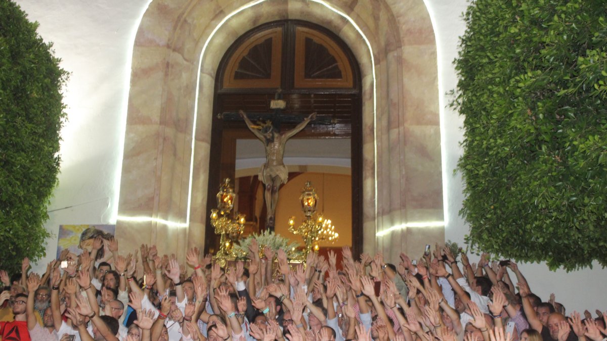 Salida del Santísimo Cristo de La Luz desde la iglesia de Santa María de Ambrox daliense.