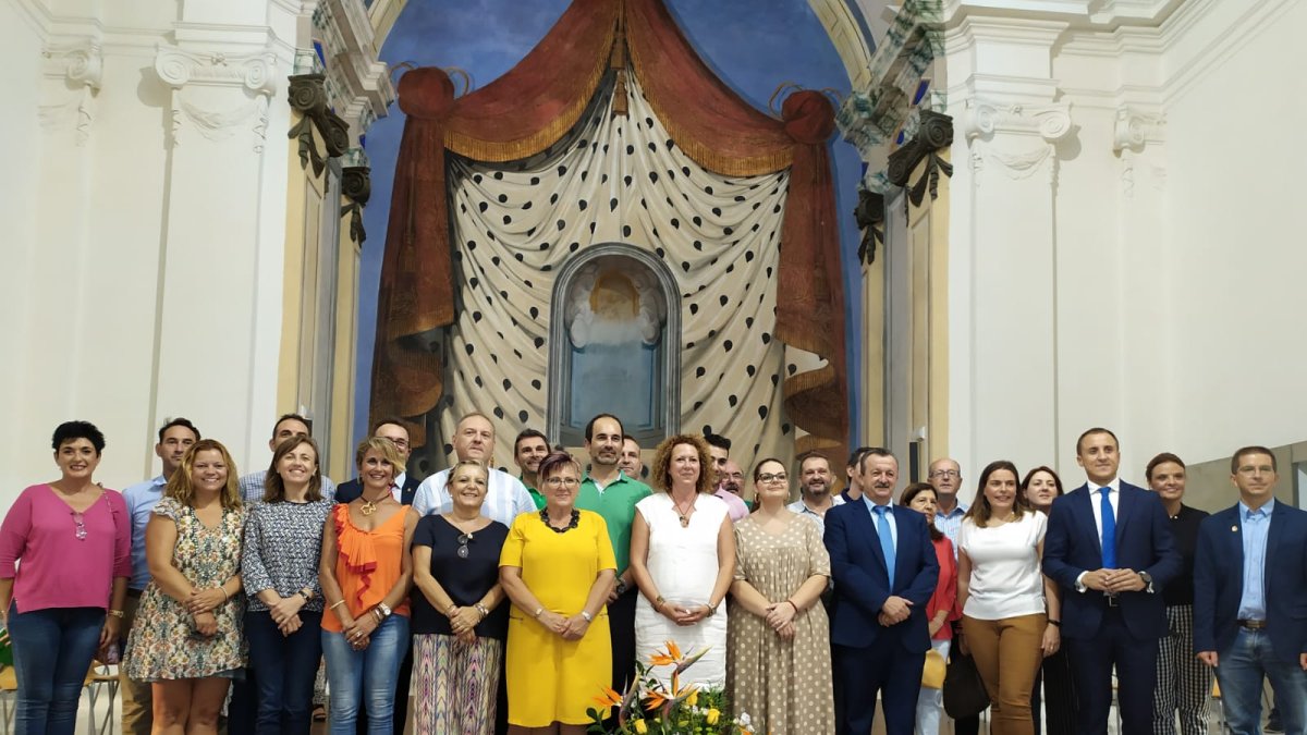 Fotografía de familia de los representantes de los municipios del Levante.