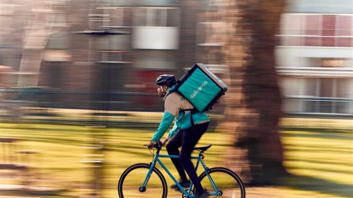 Un repartidor de Deliveroo en bici.