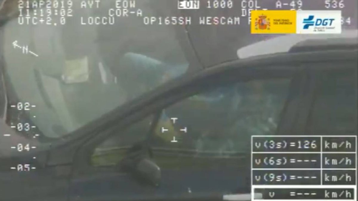 El conductor cazado mientras jugaba, en una foto de la DGT.