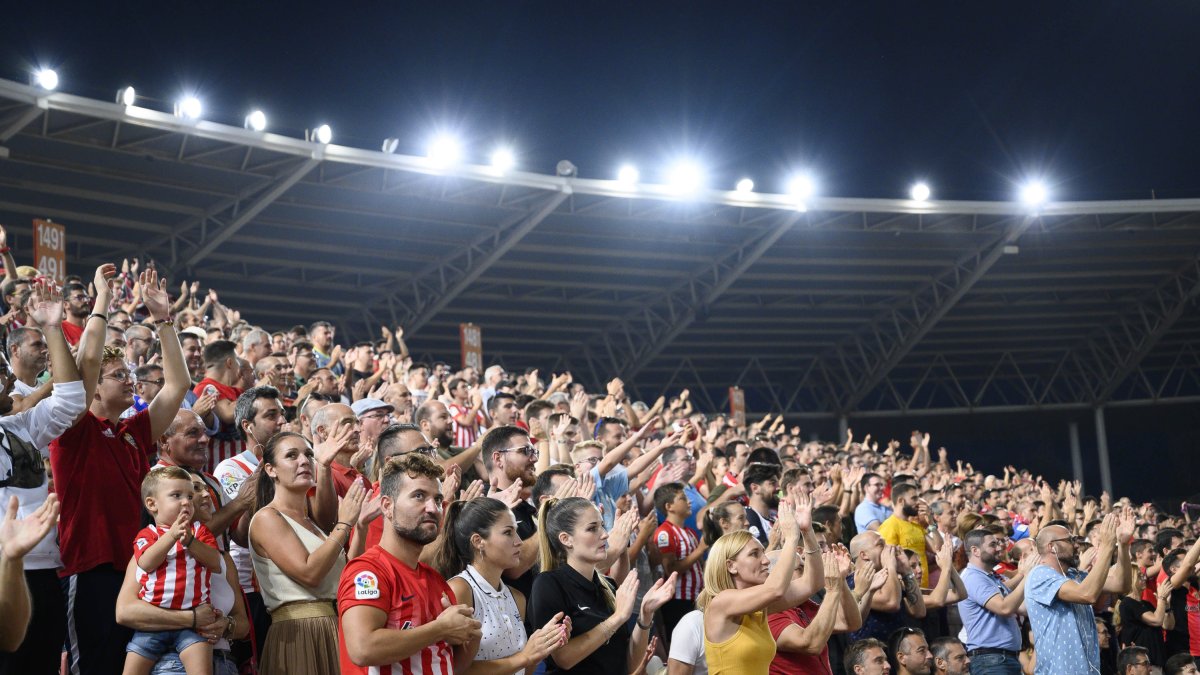Ambientazo en la grada.
