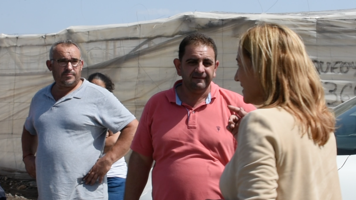 Esperanza Pérez, alcaldesa de Níjar, hablando con los agricultores sobre los daños de la gota fría.